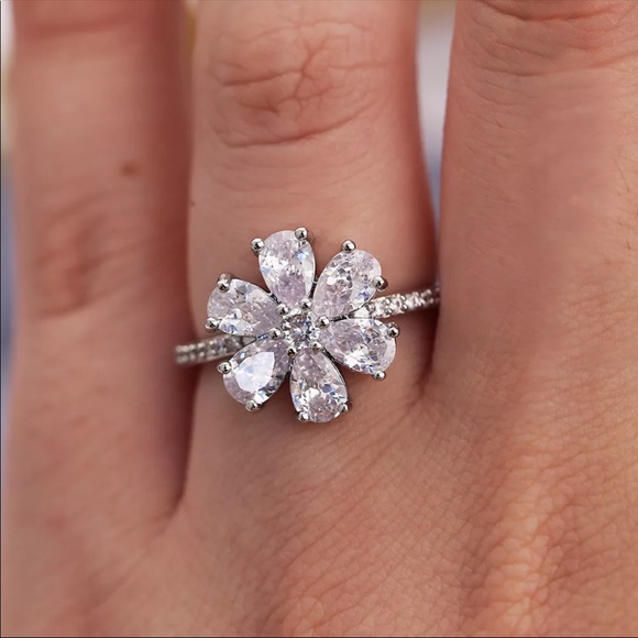 Jewelry - New Beautiful 925 Silver Flower Diamond Ring 💍